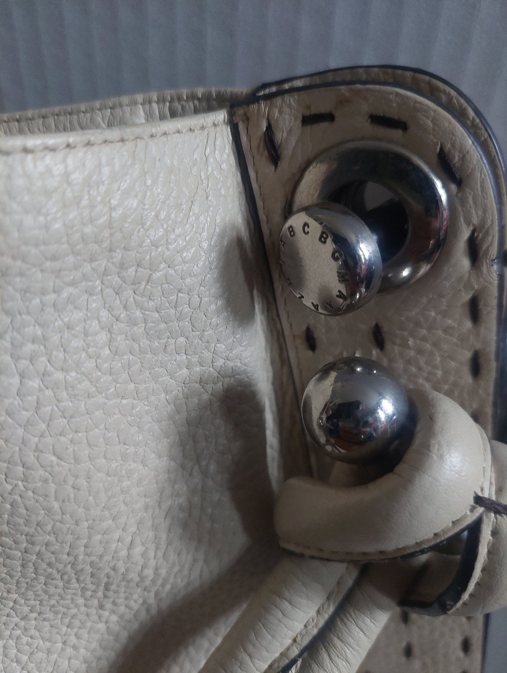 BCBG Maxazria Leather Handbag Oversized Bag Tan Silvertone Hardware - Picture 3 of 7